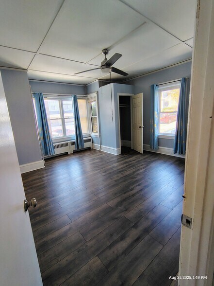 Building Photo - 463 Linden St