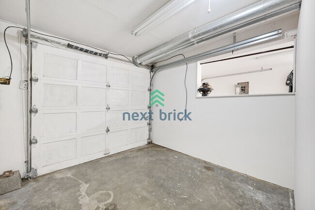 Building Photo - Beautiful Single Family House Bellevue Ava...