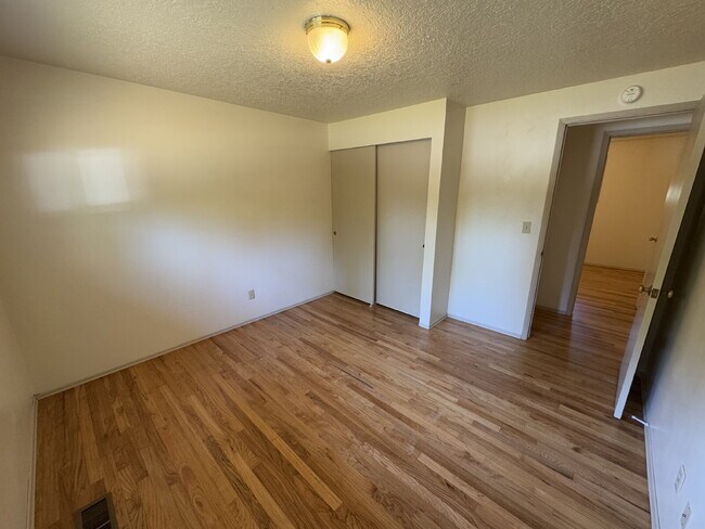 Building Photo - Single-Level Gresham Home / Large Backyard...