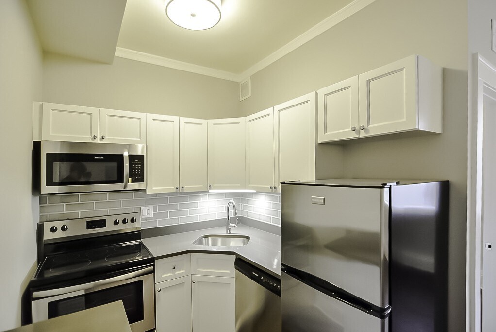 Building Photo - 823 W Lakeside Pl