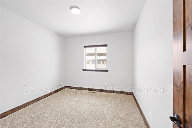 Building Photo - 4046 Snowberry Ave