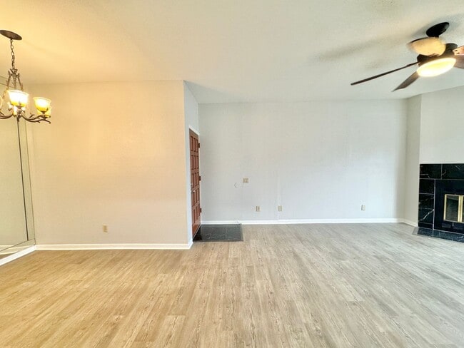 Building Photo - Ground Floor Condo - Park Lake