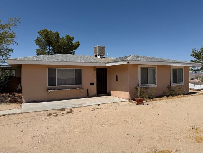 Building Photo - 3 Bedroom 1 Bathroom House with Spacious Bedrooms and Fenced Backyard