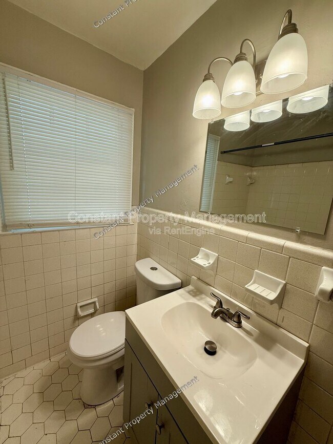 Building Photo - 1533 Engle Dr