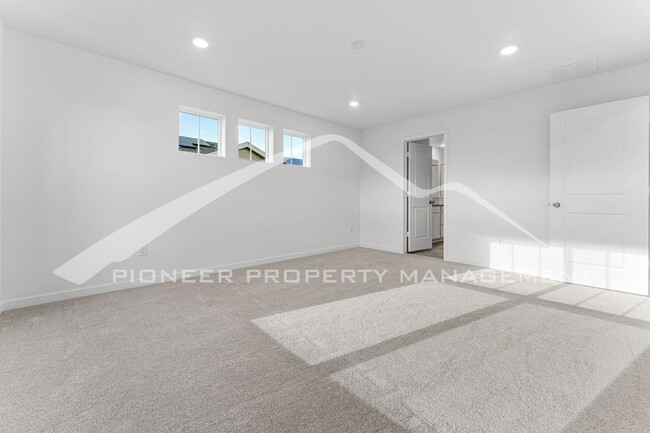 Building Photo - Charming Property with 2 Car Garage and Ce...