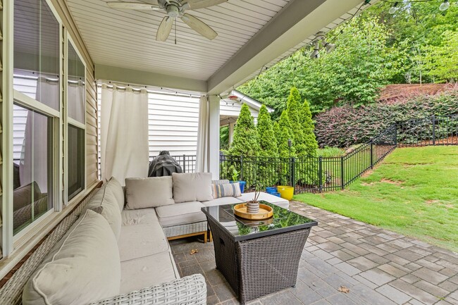 Building Photo - Gorgeous 3 Bedroom Townhome w/ Premium Fin...