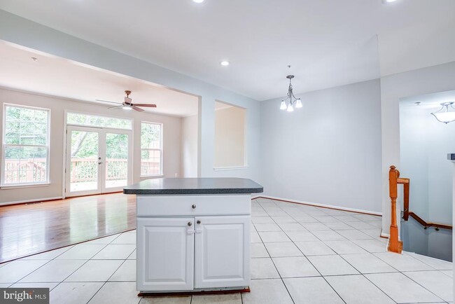 Building Photo - 4302 Day Lily Dr