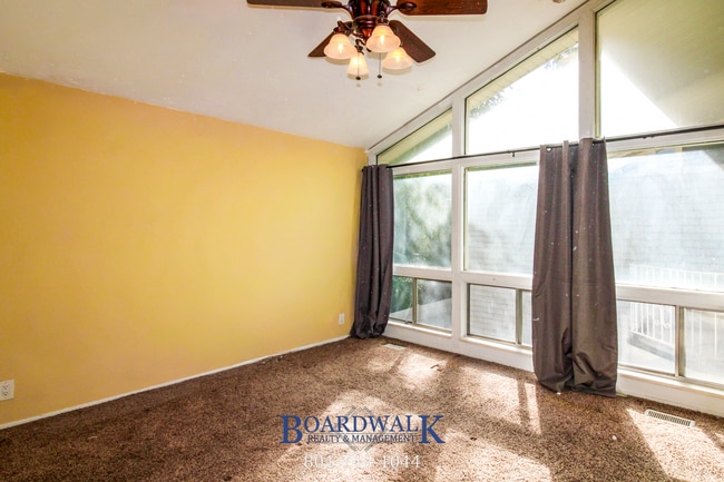 Building Photo - Spacious Sandy Home