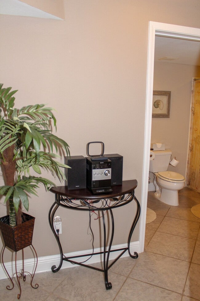 Building Photo - 2046 Beach Blvd