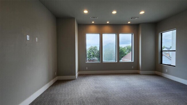 Building Photo - 5713 Larkin St