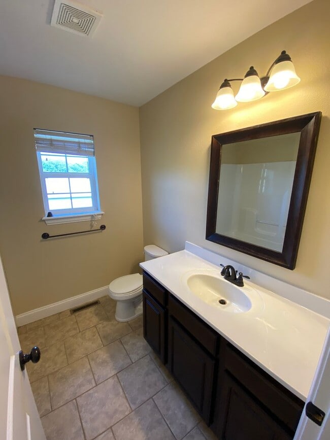 Building Photo - Luxurious 5 Bedroom Home in Woodridge Estates