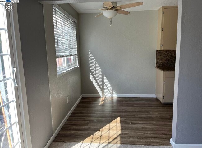 Building Photo - 117 Day St