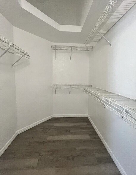 Building Photo - 1821 LONGVIEW Ln