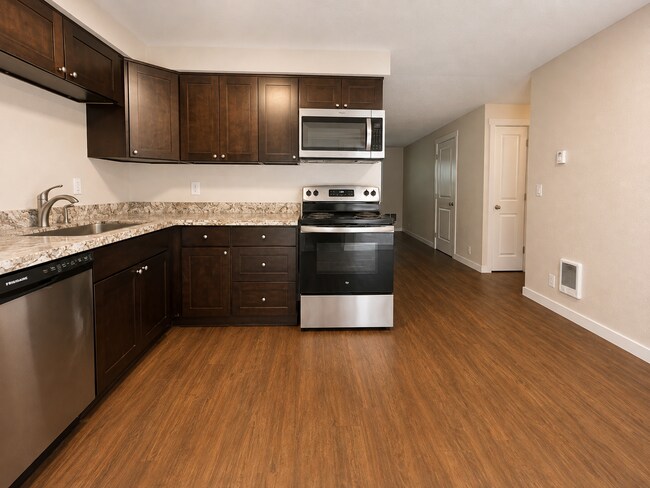 Building Photo - 310-316 S. Manzanita Court