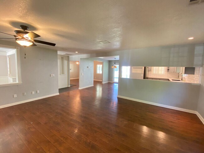 Building Photo - Charming, remodeled, country style home in private Simi Valley location.