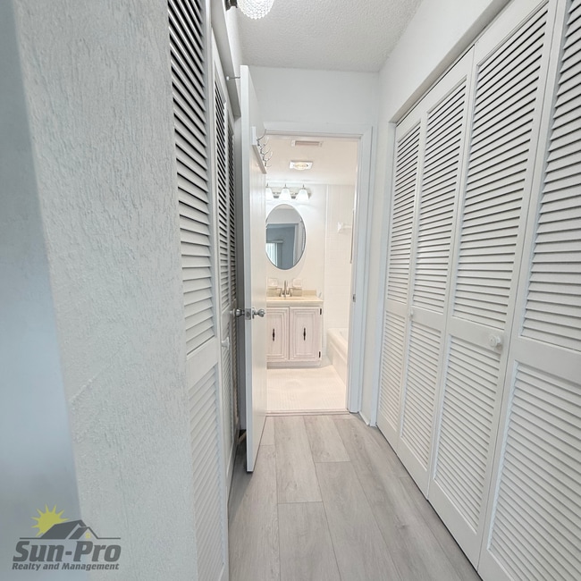 Building Photo - 3606 S Peninsula Dr