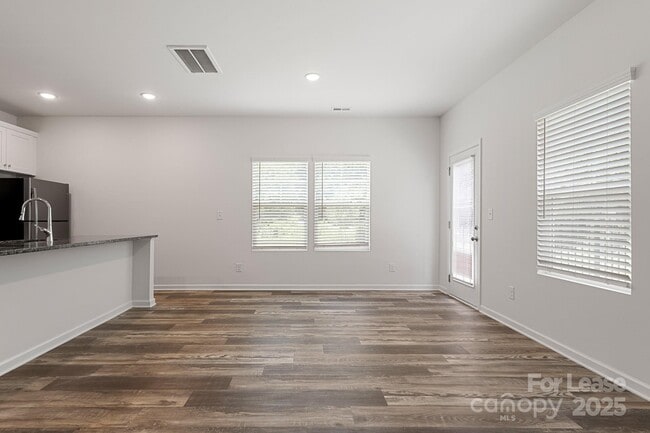 Building Photo - 110 Blakeslee Ct