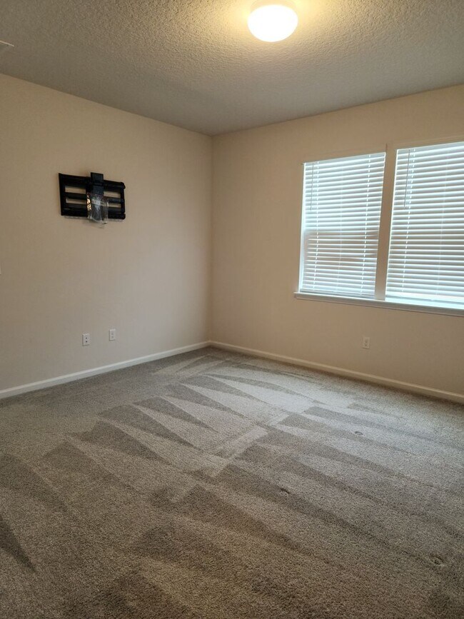 Building Photo - Perfect size, perfect location!