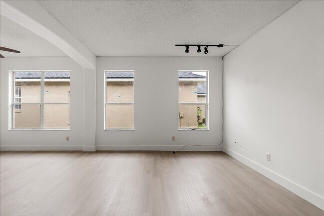 Building Photo - Stunning 4-Bedroom Lakefront Pool Home in Bridgeview at Meadow Woods