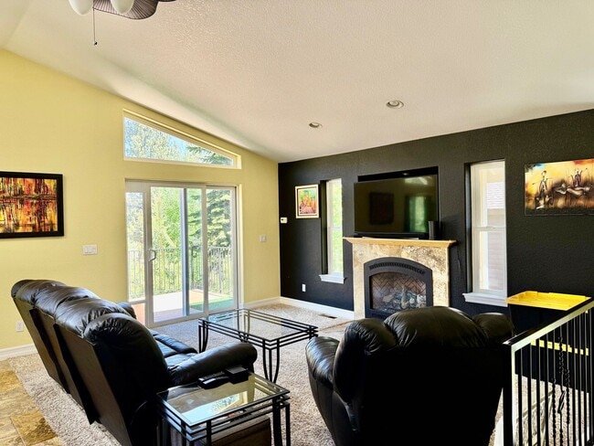 Building Photo - Furnished home in a quiet neighborhood