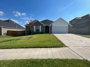 Building Photo - "Charming 3-Bed Sanctuary in Farmington wi...