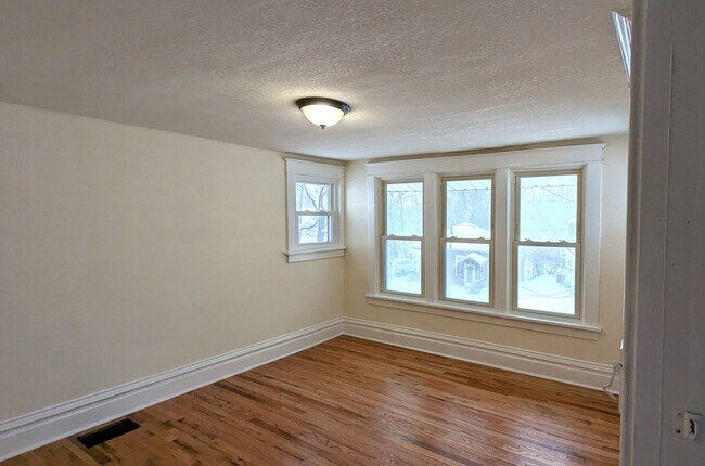 Building Photo - 457 W Southern Ave