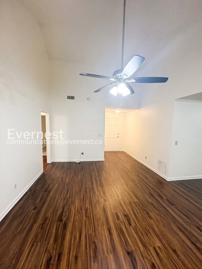 Building Photo - Spacious  Home with Deck, Patio, and Garage! / 3 Bed, 2 Bath / Available now!