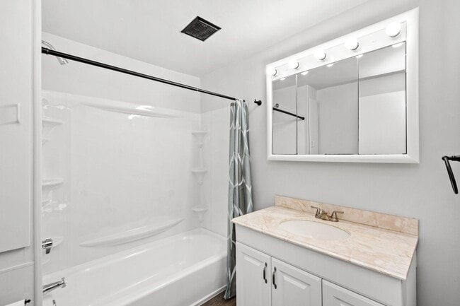 Building Photo - Gorgeous 2 bedroom house in West Mifflin available July 1!