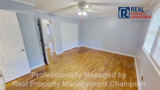 Building Photo - All Brick Ranch in the Heart of Hampstead