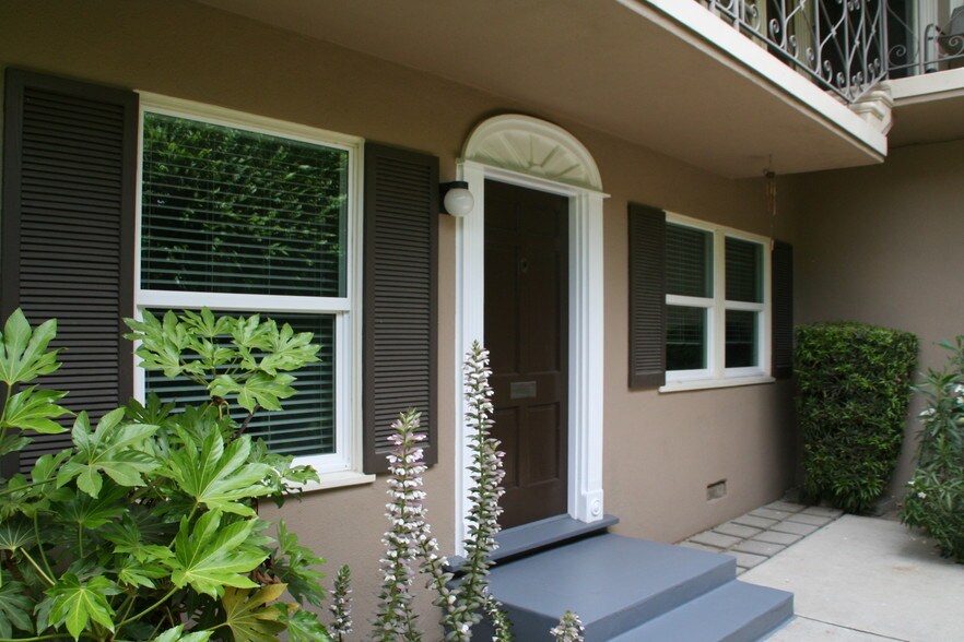 Entry door - 4439 Lakeside Dr