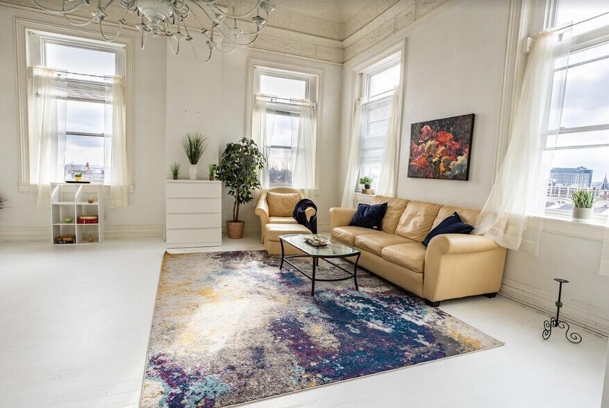 Corner location brings summer breezes - 1901 E Lombard St