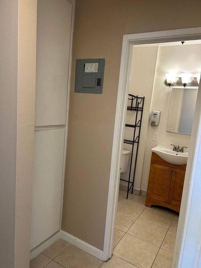 Building Photo - REALLY NICE UPSTRS 1BD 1BA FOR LEASE!