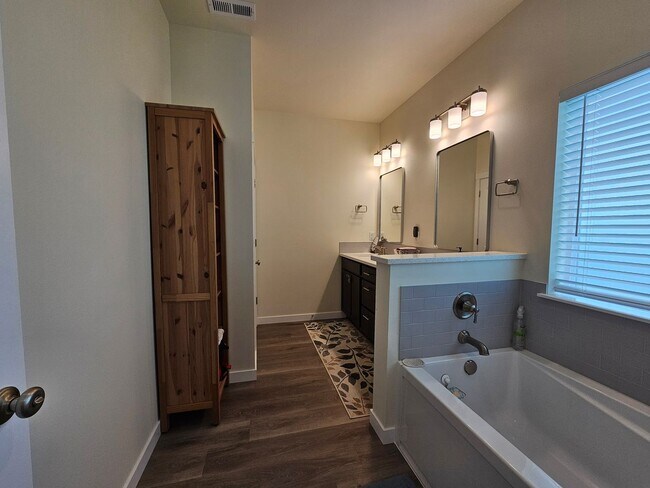 Building Photo - Spacious 4-bedroom Retreat