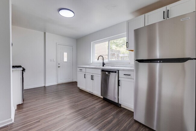 Building Photo - Available JUNE 2026 - 1 Bed w/ off street parking, beautiful view