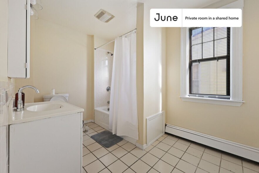 Building Photo - Room in Shared 4 bed/1 bath home