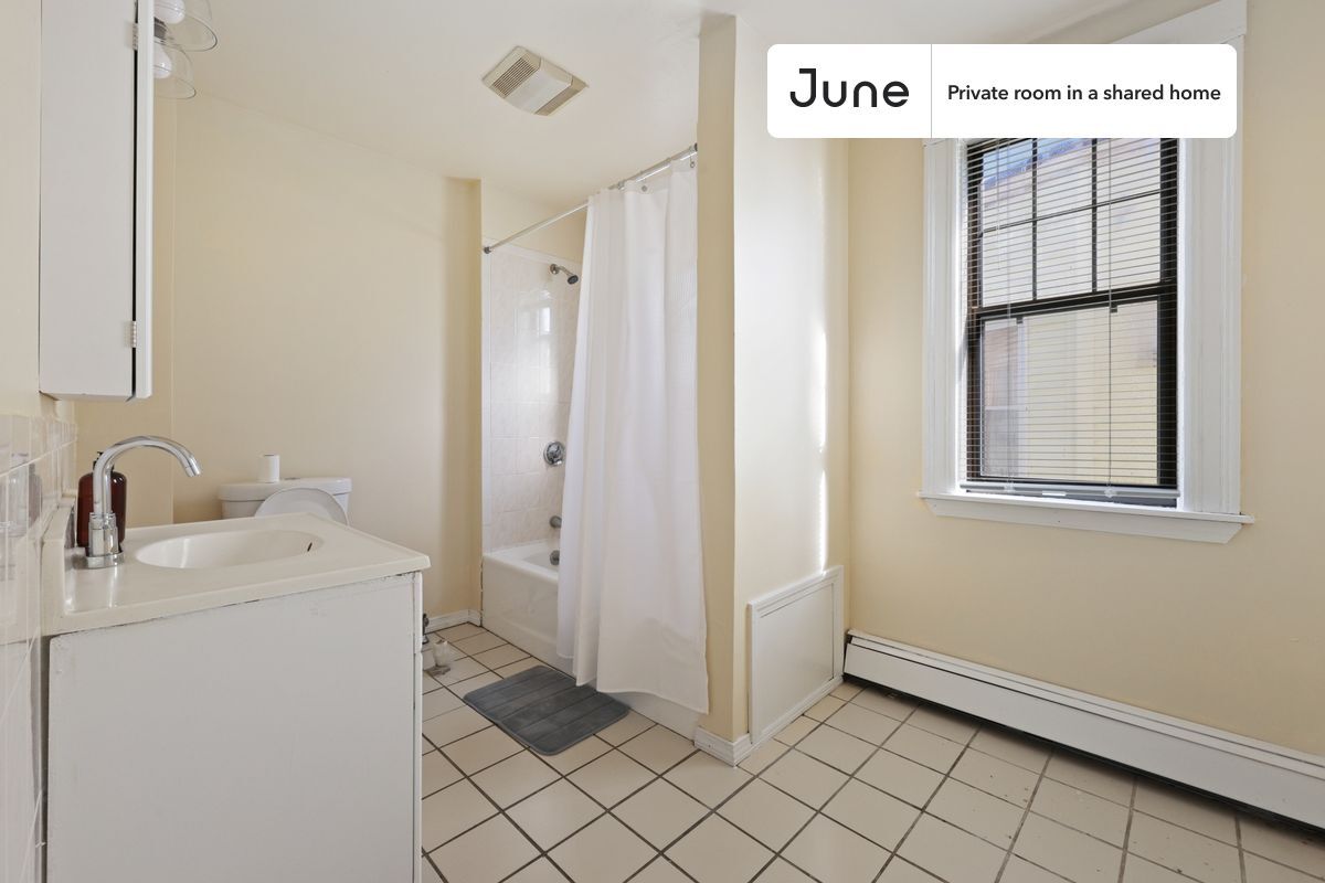 Building Photo - Private bedroom in 4 bed/1 bath Home