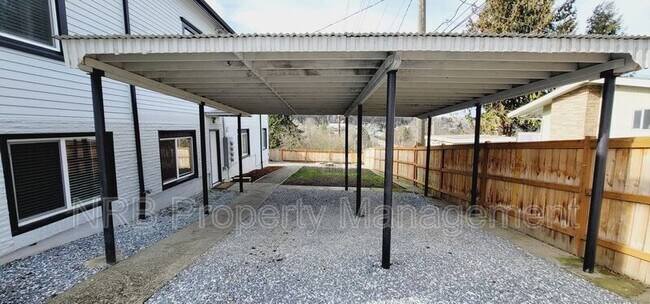 Building Photo - 3216 E Roosevelt Ave