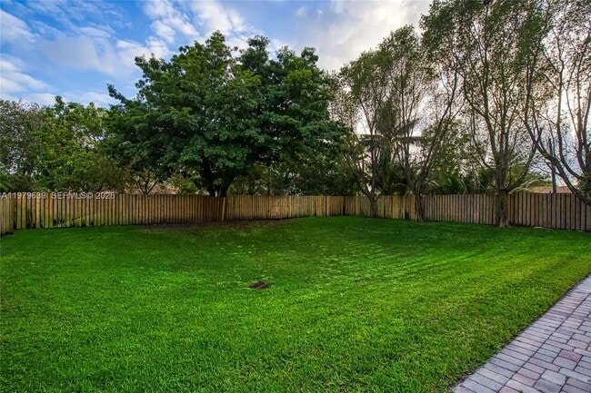 Building Photo - 330 SW 2nd Ave