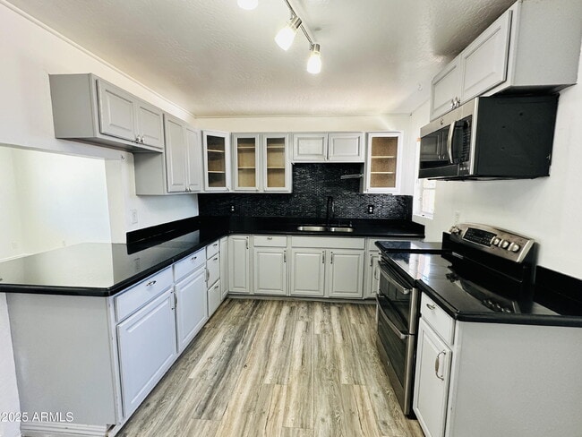 Building Photo - 316 N 84th Pl