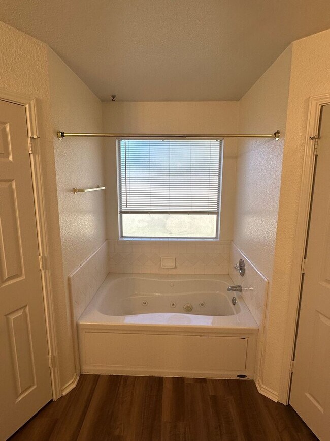 Building Photo - 3 bedrooms PLUS Bonus Room