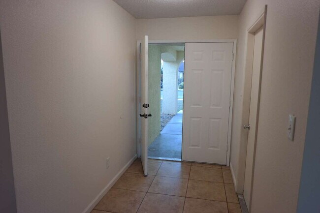 Building Photo - Cute! 4 bedroom, 2 bath Home in Bakersfield