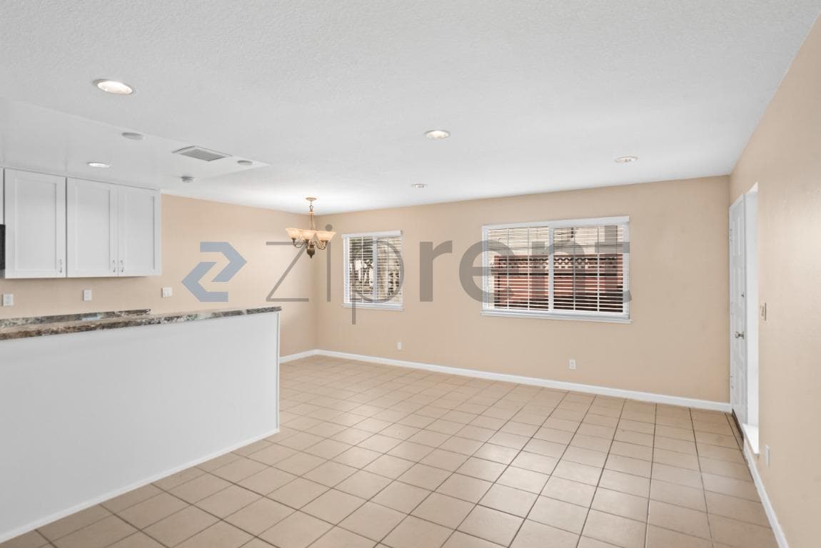 Building Photo - Unit 3