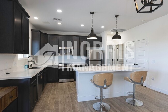 Building Photo - Beautiful Upgraded Home with Furnishings i...