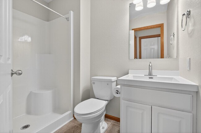 Building Photo - 3 Bedroom 3.5 bath