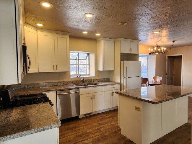 Building Photo - Spacious 5 Bd 2.5 Bath Home in Millcreek