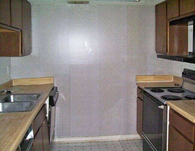 Building Photo - 2816 S Bartell Dr