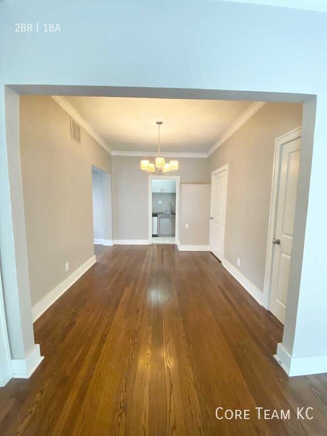 Building Photo - 710 W 48th St