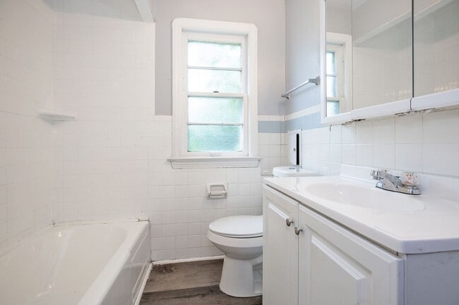 Building Photo - 3 BED 1.5 BATH BEAUTIFUL SINGLE FAMILY HOM...