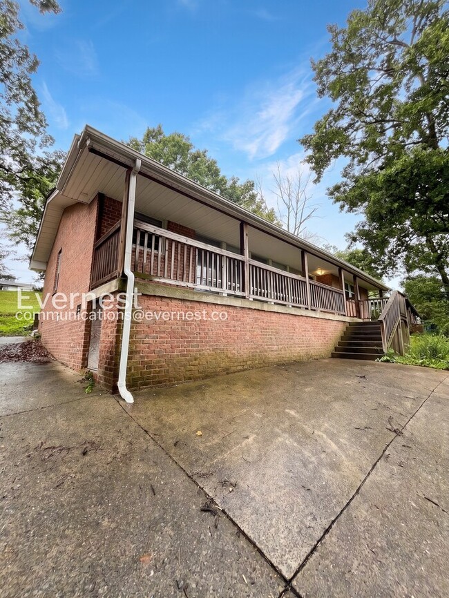 Building Photo - 405 Cedarvalley Dr