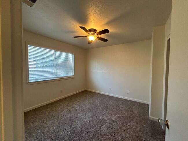 Building Photo - Refreshed 4bed 2bath in Roseville